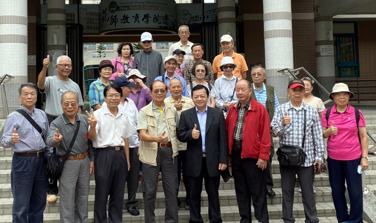 花師49級畢業校友於花師教育學院正門大合照
