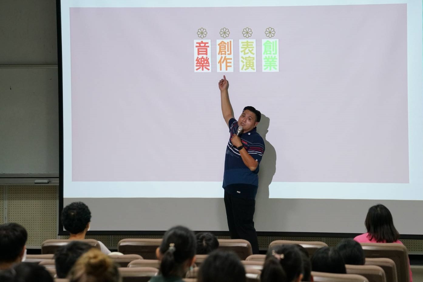 吳昊恩向同學們分享他音樂事業上的心路歷程