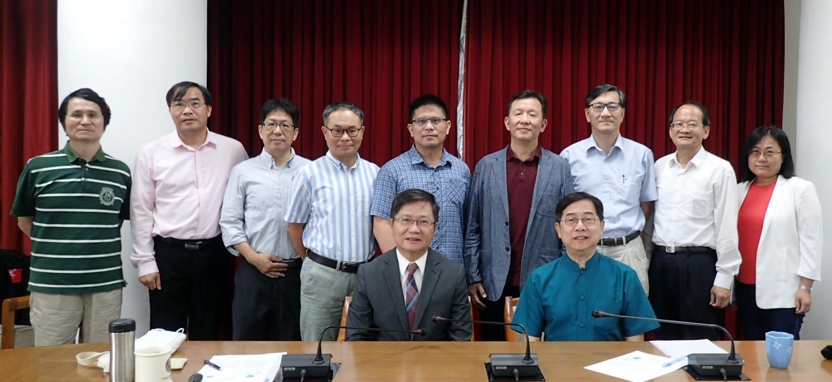 政治大學社會科學學院蒞校座談:王鴻濬院長(左前)、江明修院長(右前)、魯炳炎教授、劉効樺主任、呂傑華主任、張銘仁主任、蔡志偉主任、白仁德副院長、黃東益副院長、黃明聖執行長、魏玫娟所長(由左至右)