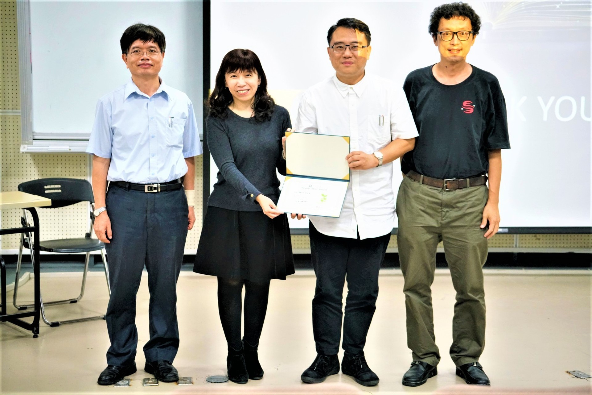 左起:國立東華大學花師教育學院教育與潛能開發學系劉明洲主任、聯經出版陳芝宇總經理、國立東華大學通識教育中心陳復主任、國立東華大學電機工程學系張伯浩教授合照留念
