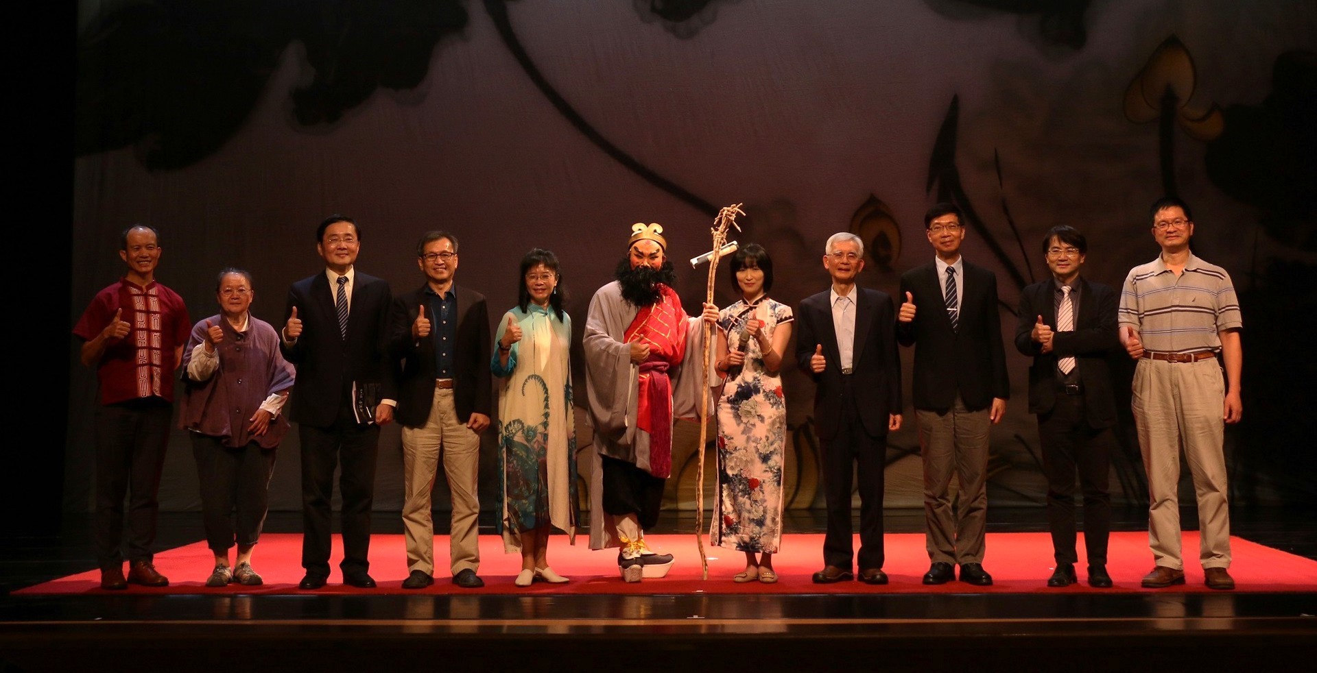 第四折戲《渡江》演員劉育志與臺灣崑劇團團隊、校長、副校長等貴賓合影留念