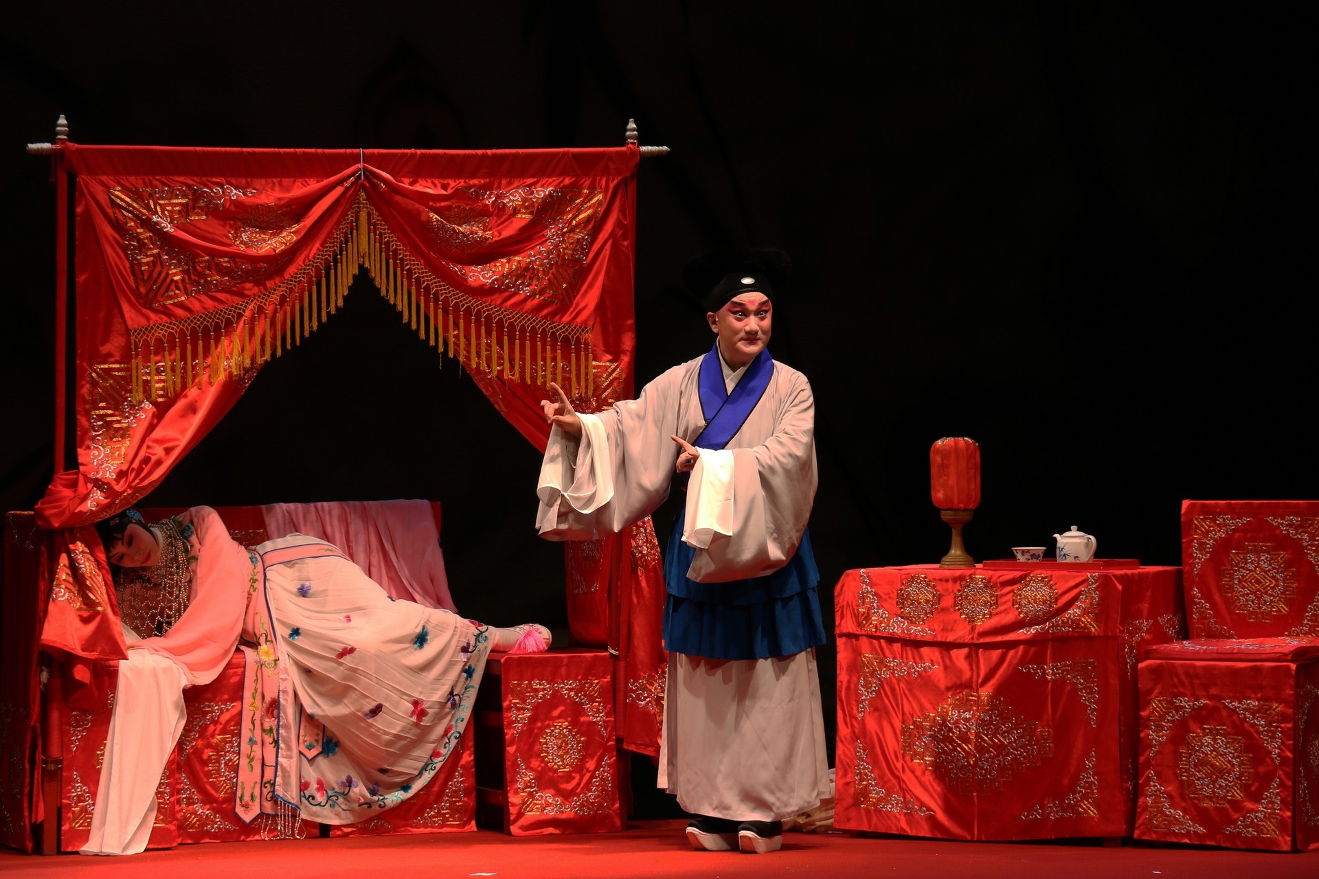 由演員溫宇航、劉珈后演出的《占花魁.受吐》精彩片段