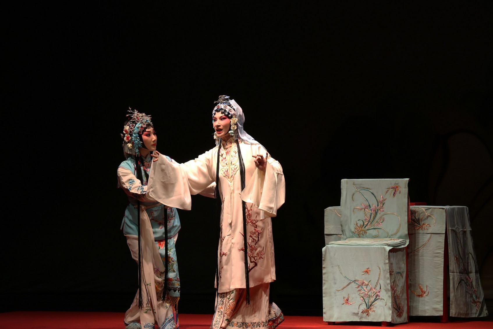 由演員陳美蘭、羅慎貞演出的《牡丹亭.離魂》精采片段