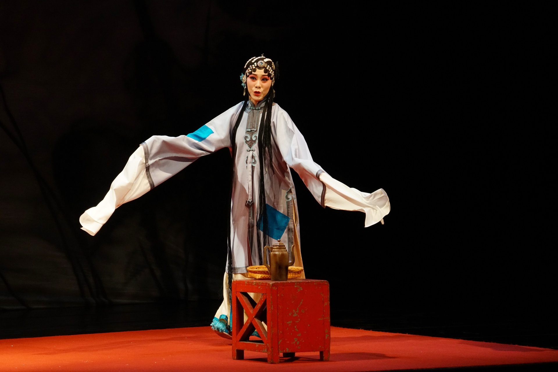 由演員陳長燕演出的《琵琶記.喫糠》精采片段