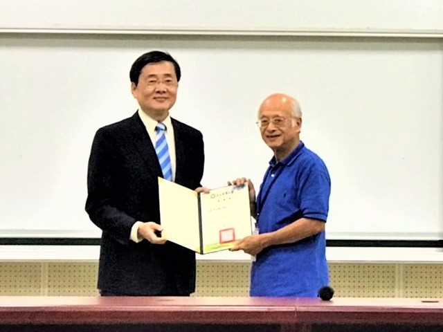 趙涵㨗校長頒發感謝狀給國立臺灣大學心理系黃光國名譽教授