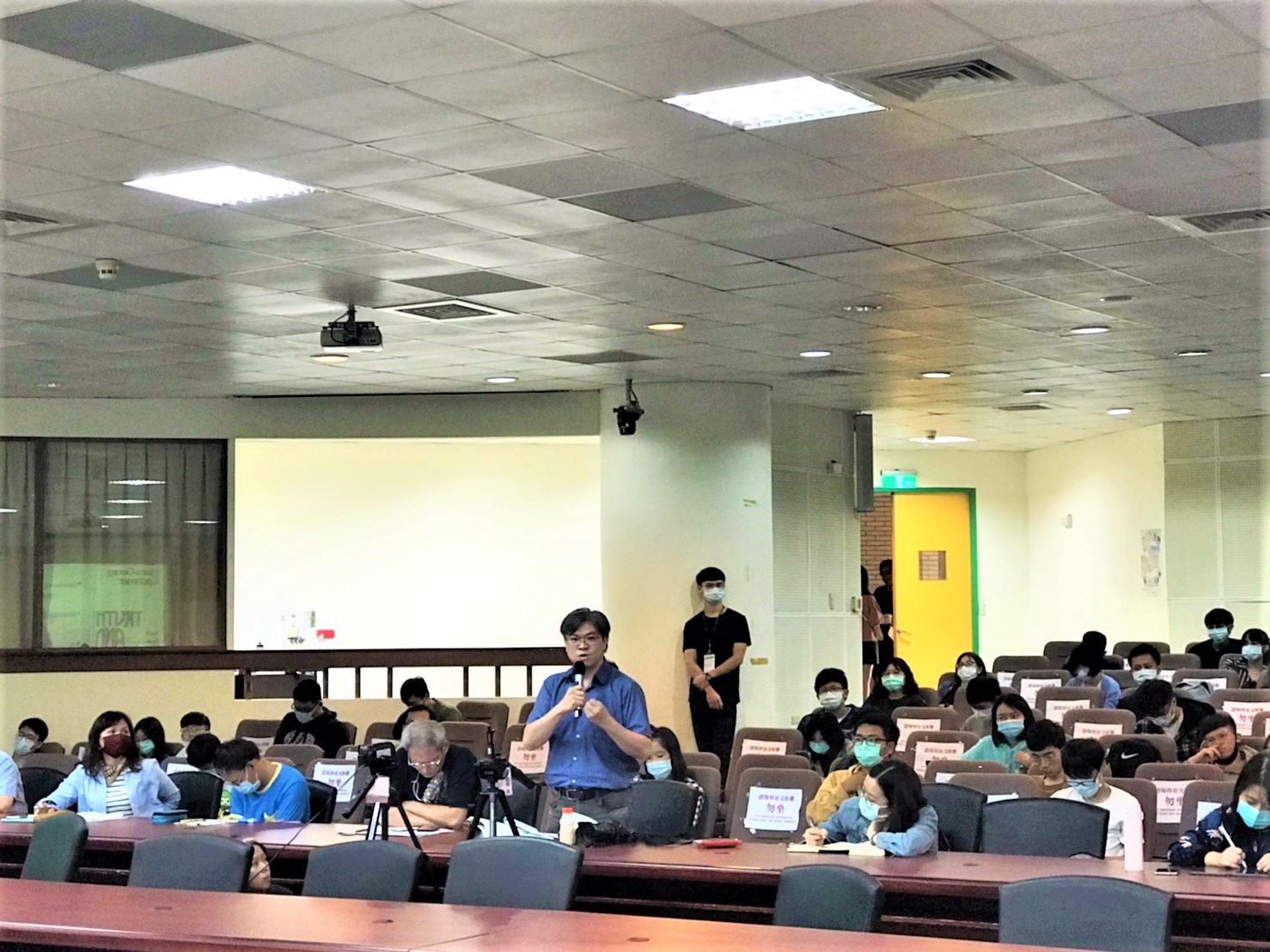 與會者高雄師範大學諮商心理與復健諮商研究所張家群博士生發問