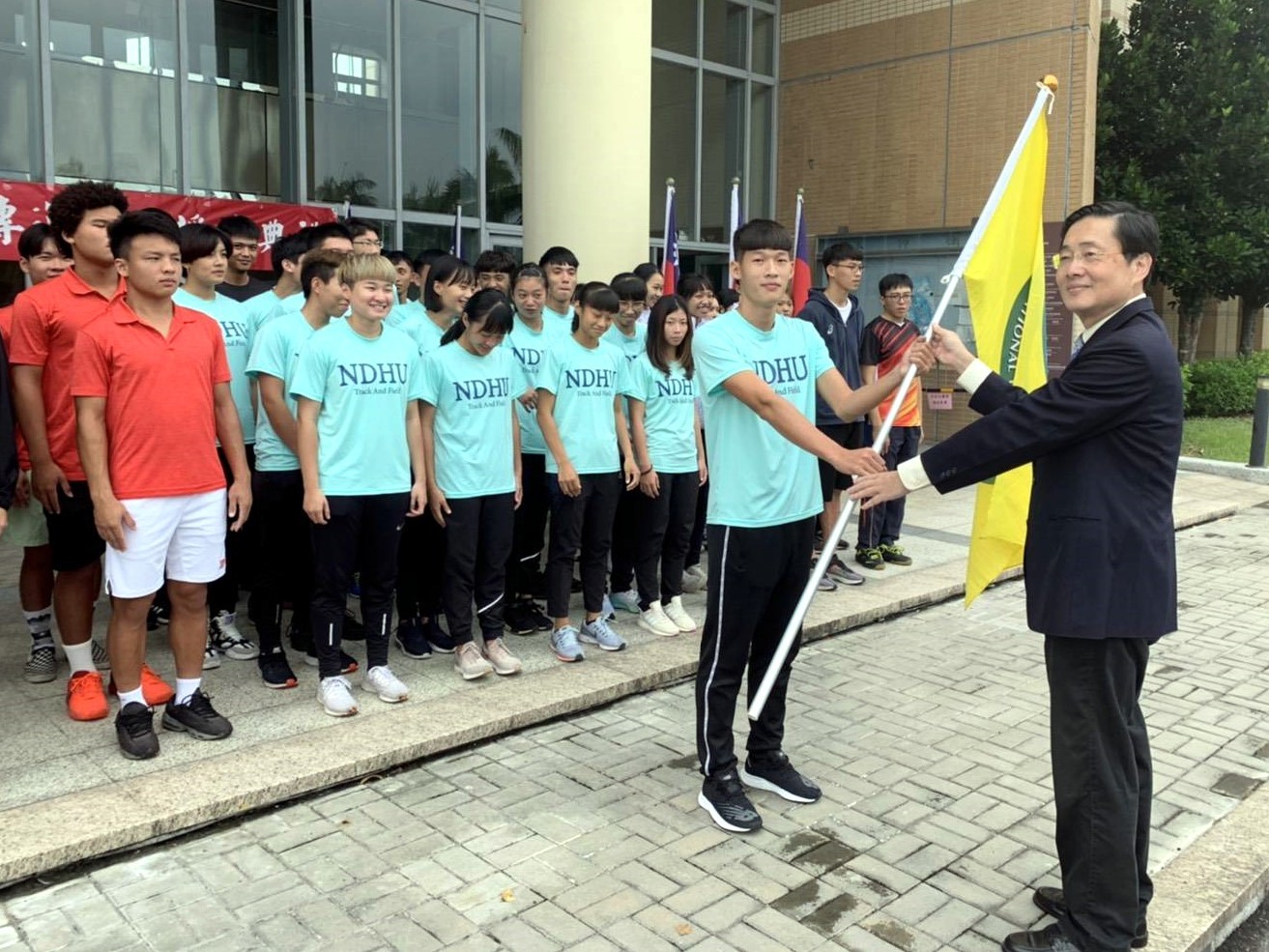 趙校長為運動代表隊授旗勉勵