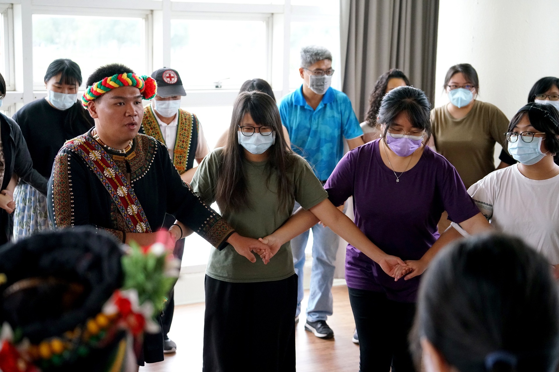 全體觀眾與族人手牽著手跳起「圓圈團體舞」讓演出推進高潮