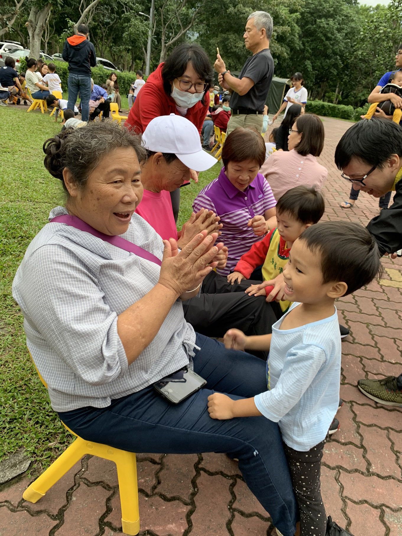 幫阿公阿嬤按摩