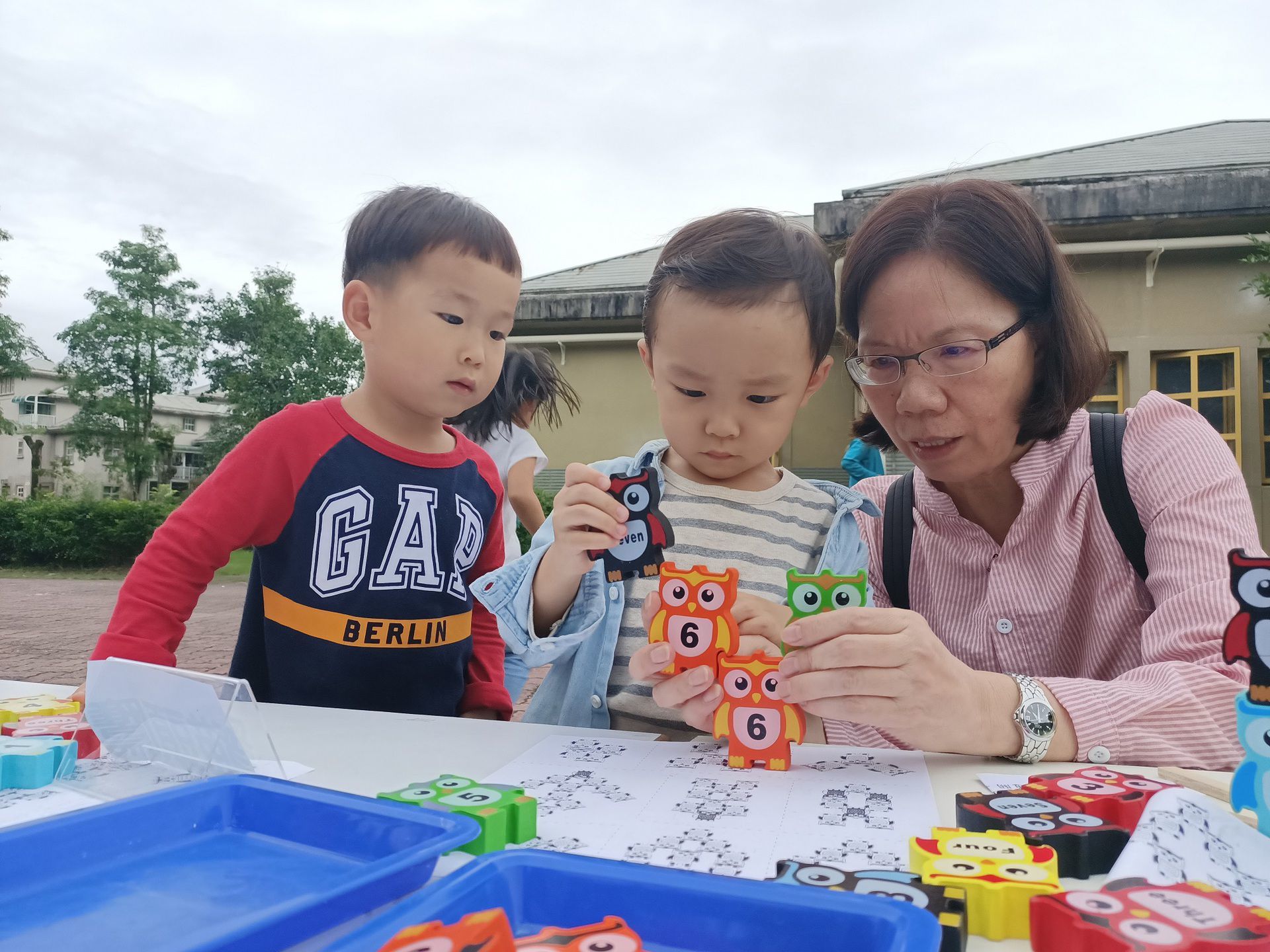 祖孫一同玩桌遊闖關
