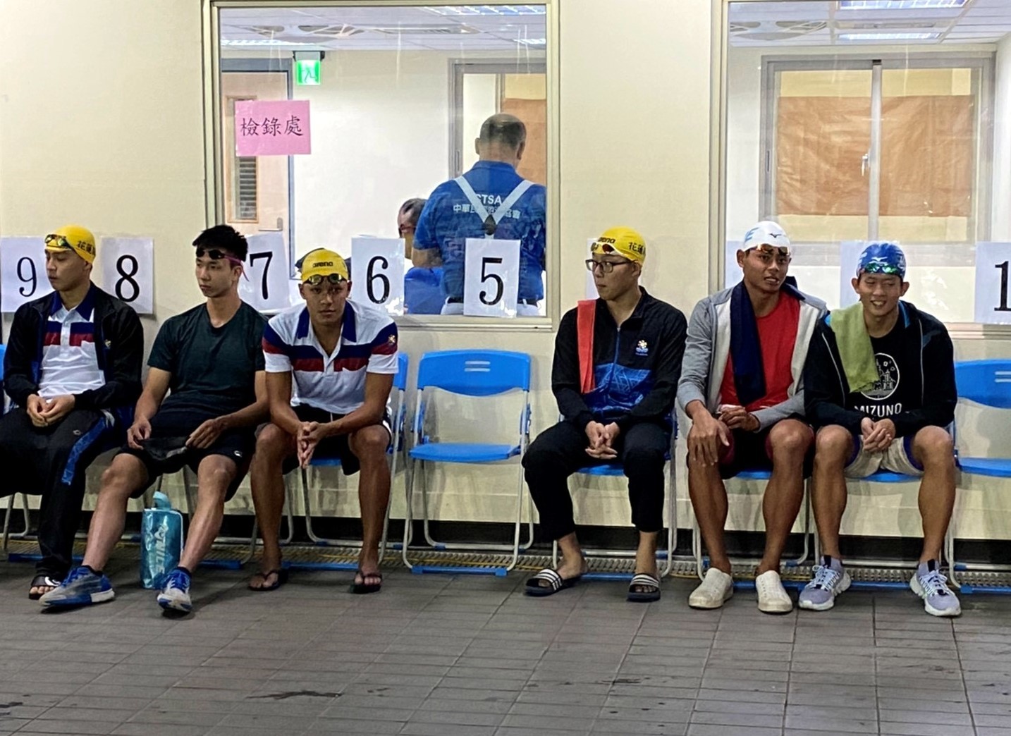 金牌選手黃國庭(右三)等待檢錄