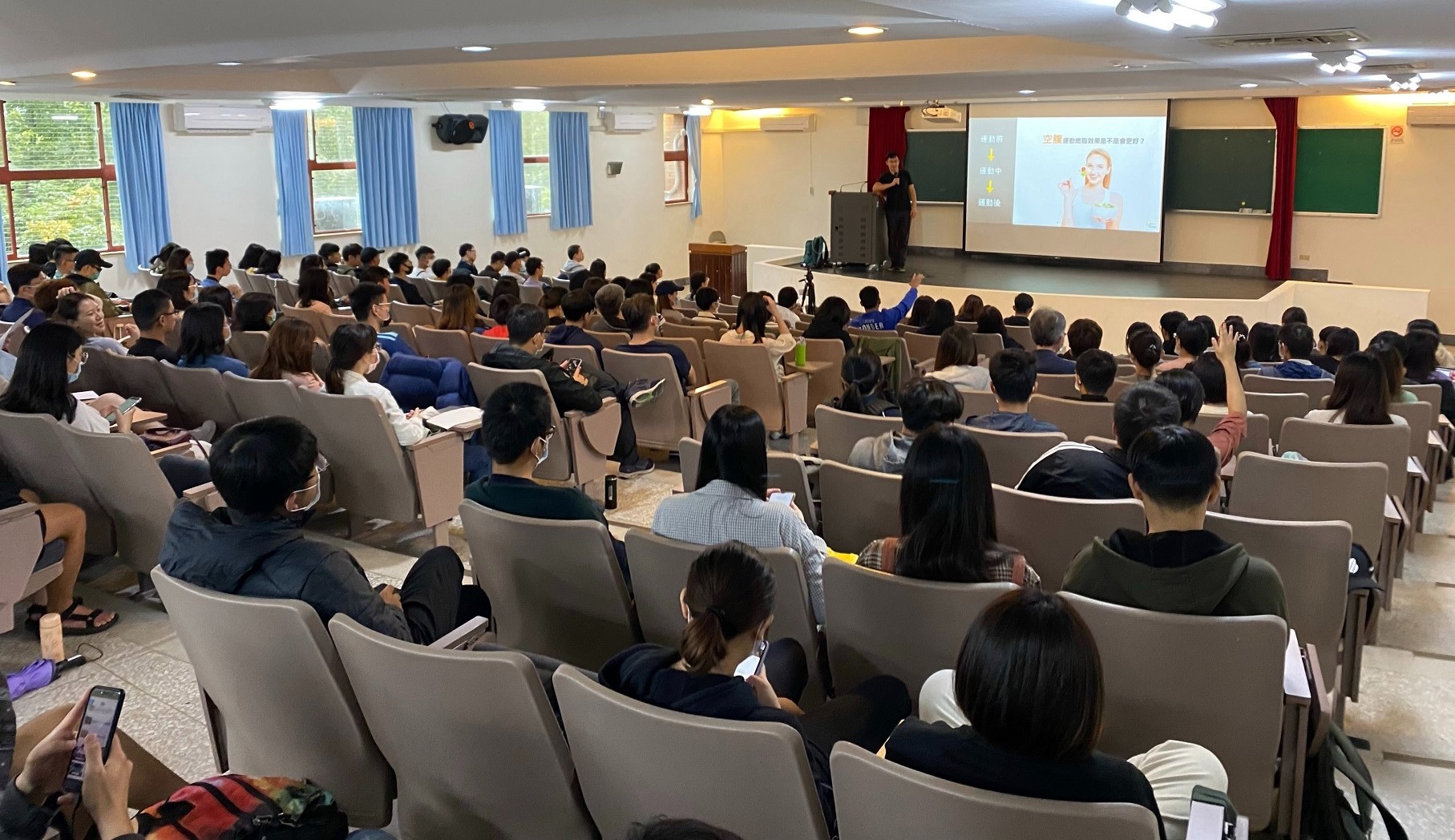 「好食課公司」總監兼營養師楊哲雄先生以「非(營)不可」為題發表演講