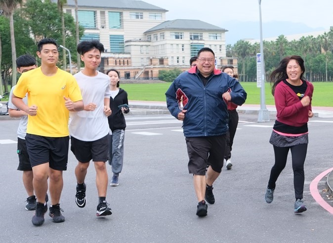 共教會廖慶華副主委與早鳥跑者一起快樂跑