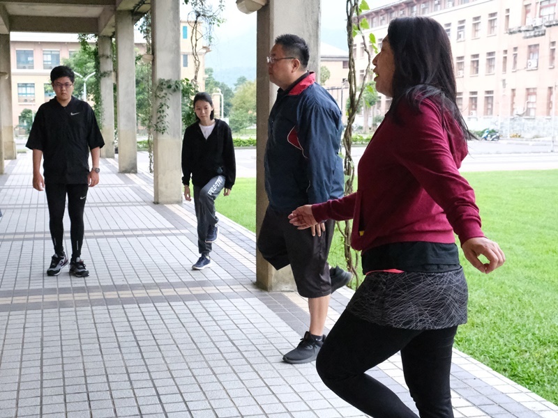 語言中心嚴愛群主任帶領暖身操