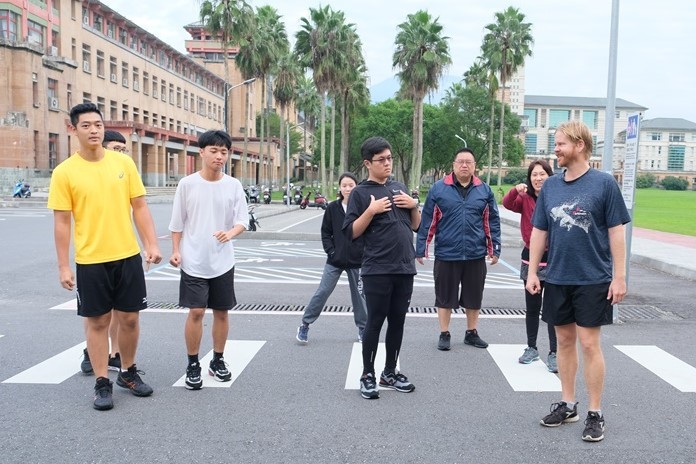 Andrew 老師與早鳥們跑者的英語練習