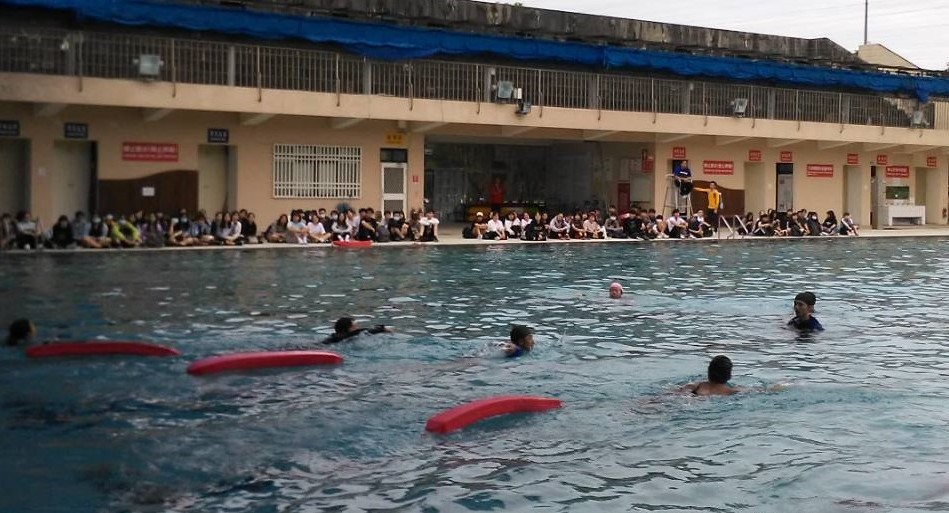 救生教練示範魚雷浮標救援