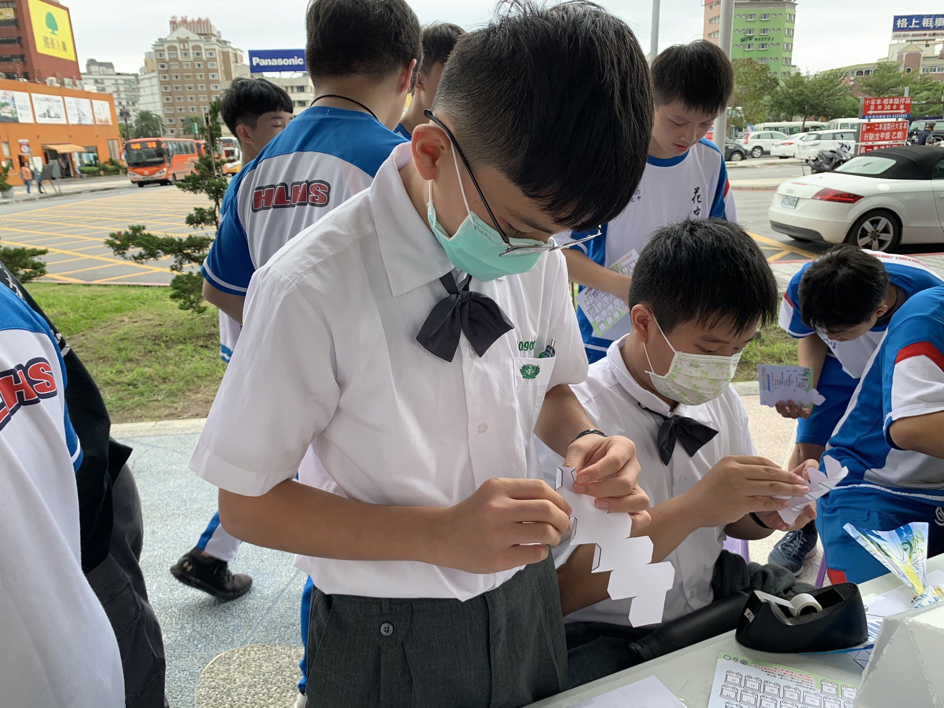 學童進行闖關活動
