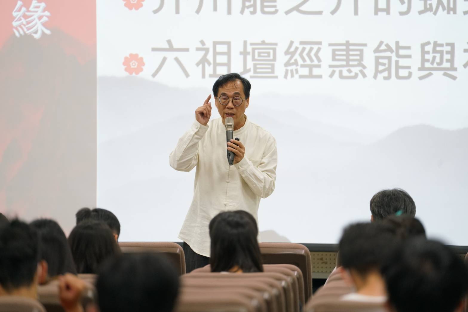 陳琴富先生學佛近三十年,曾翻譯並著述佛教典籍十餘冊