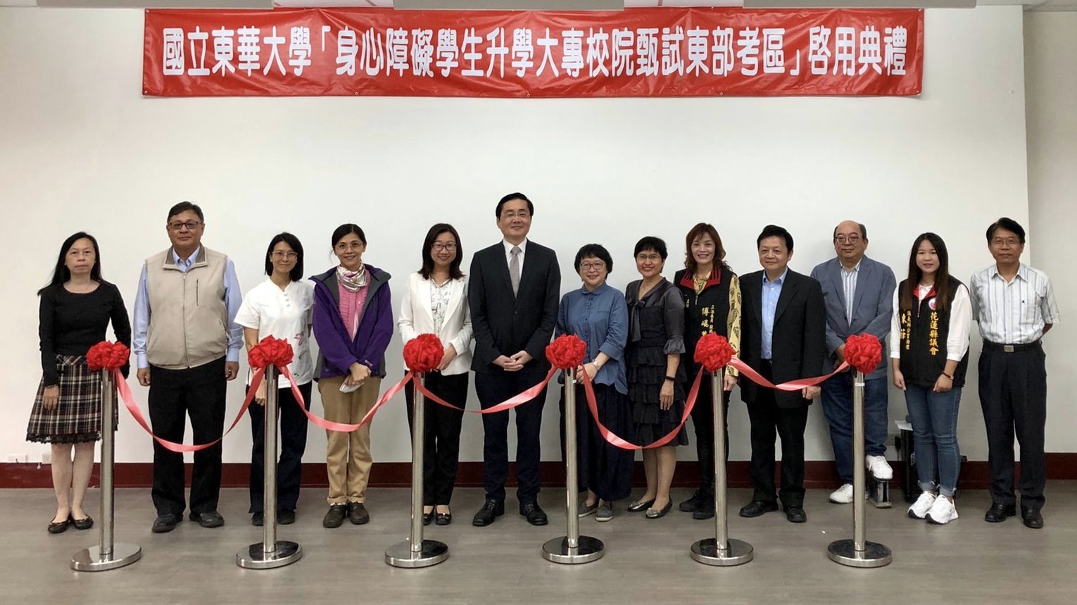 趙校長邀請眾嘉賓共同為身障考場進行啟用剪綵