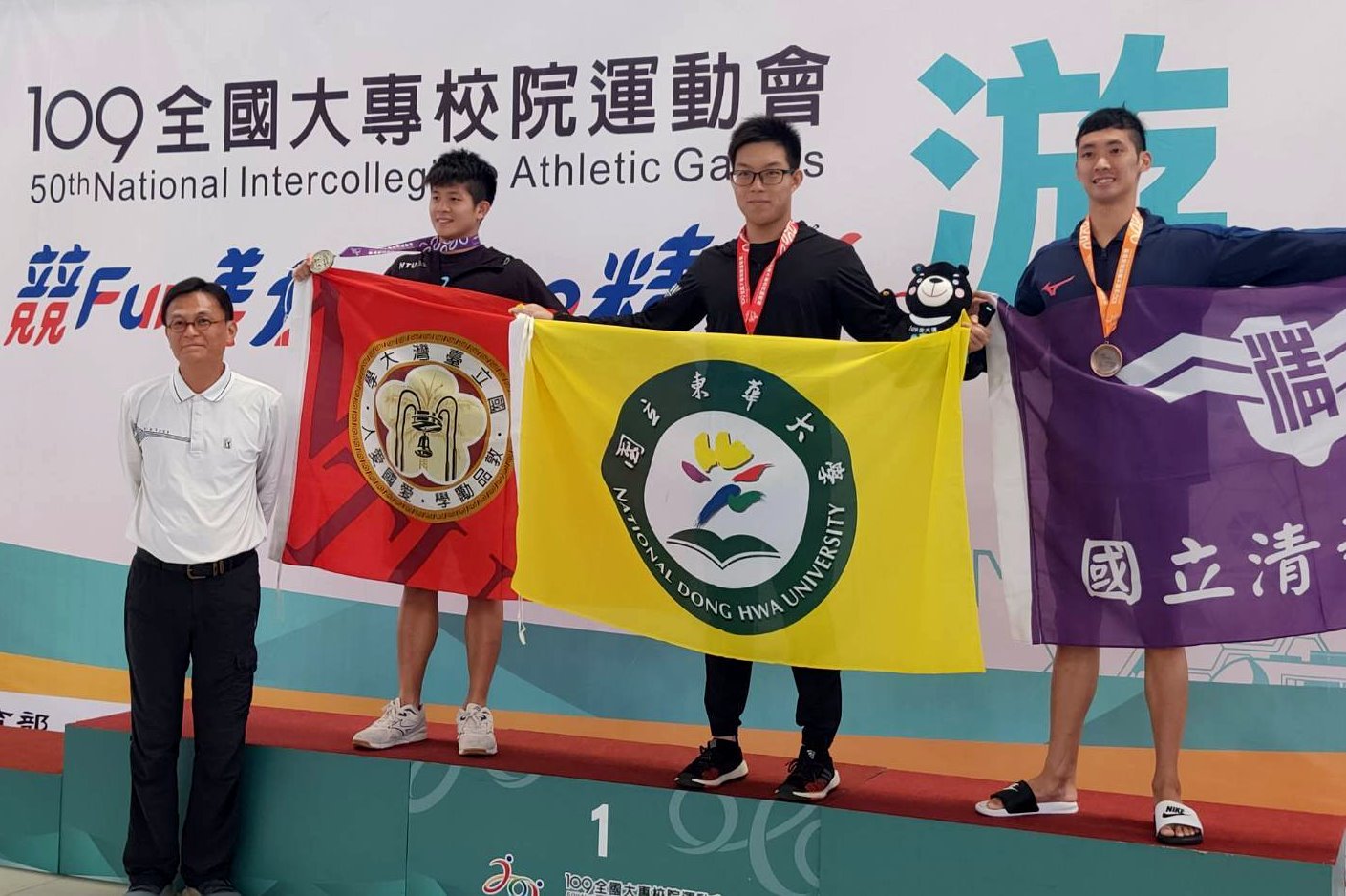 體育與運動科學系黃國庭包辦2金1銀與東華大學游泳張育銘教練
