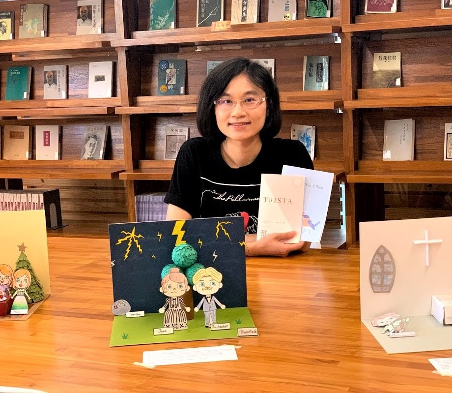 羅珮瑄老師與學生成果展覽作品合影