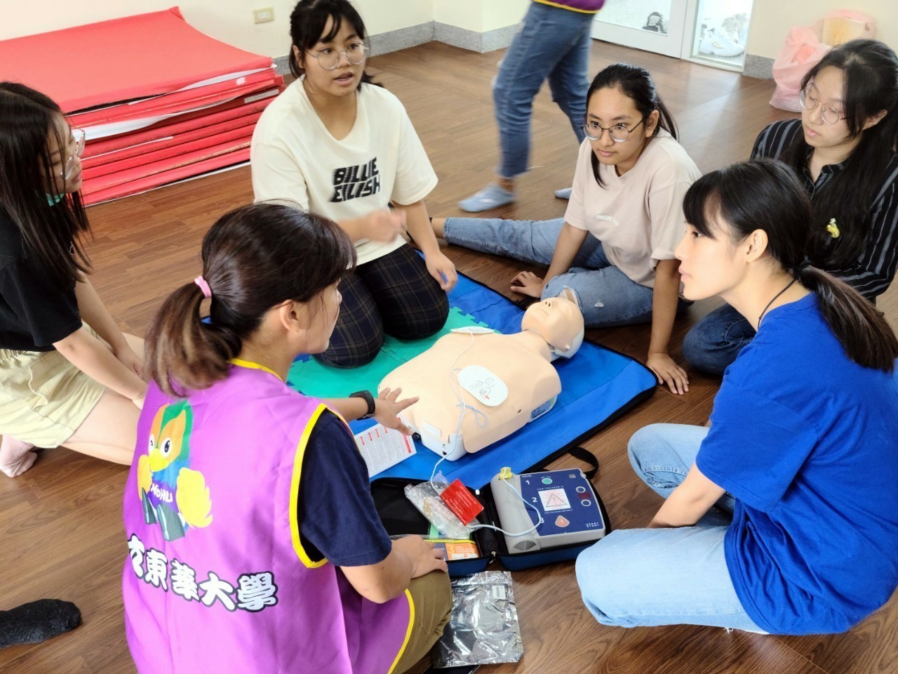 吳星穎護理師教導學員執行CPR+AED技術