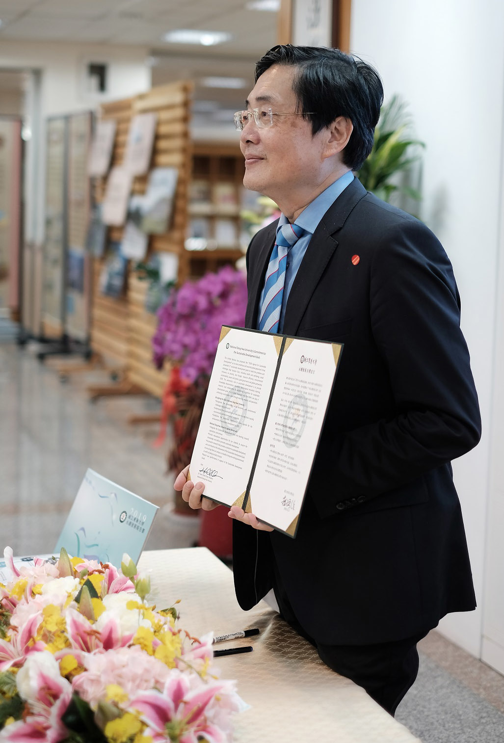 趙校長展示簽署之永續發展目標宣言