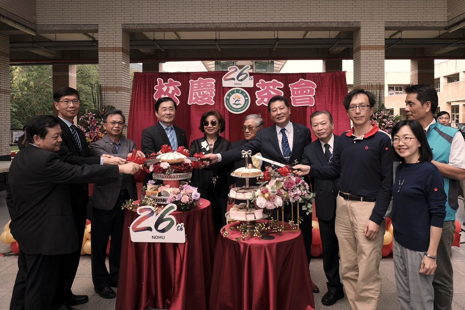 與會貴賓共同切蛋糕祝賀東華大學生日快樂