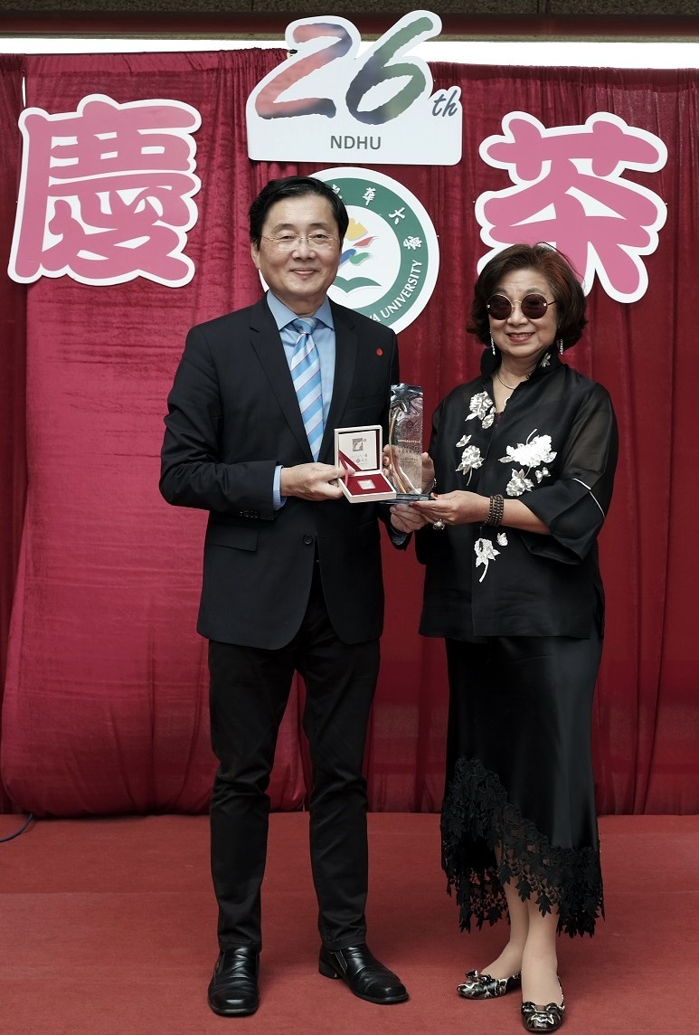 趙校長致贈「忠興織造廠股份有限公司」郭元瑾董事長感謝狀