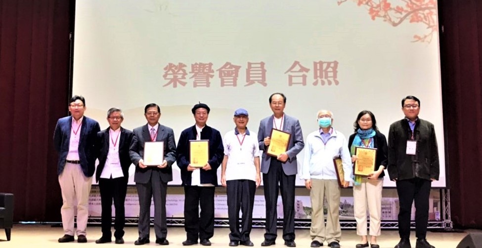 黃光國教授頒發榮譽會員金質證書給六位學者專家