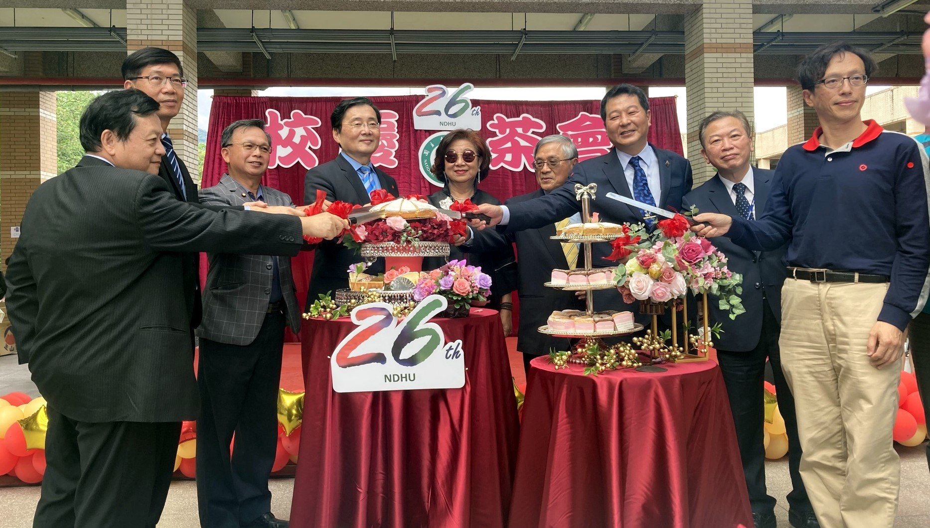 趙俊隆先生（右三）與趙涵㨗校長及與會貴賓一同切蛋糕，慶祝東華大學校慶