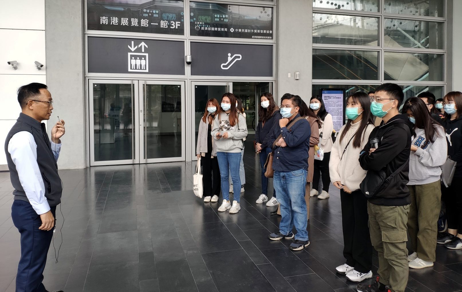 南港國際展覽中心二館展會業務組賴登科組長(左)解說二館現況與三大特色裝置藝術