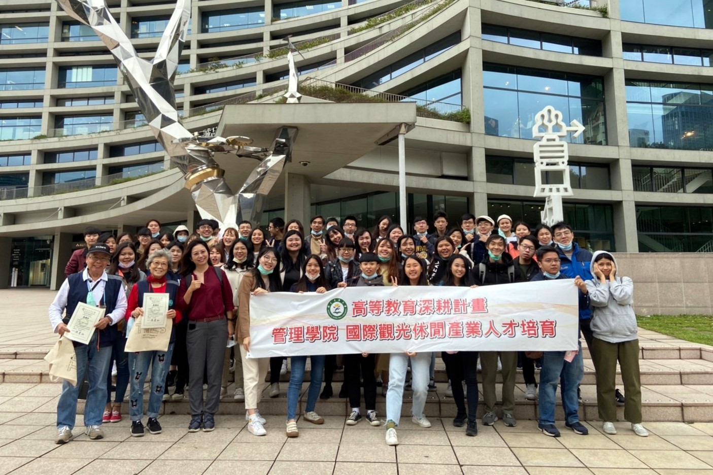 國立東華大學觀光暨休閒遊憩學系師生於松山文創園區與導覽志工王維一先生(左前一)、張淑麗女士(左前二)合照留影