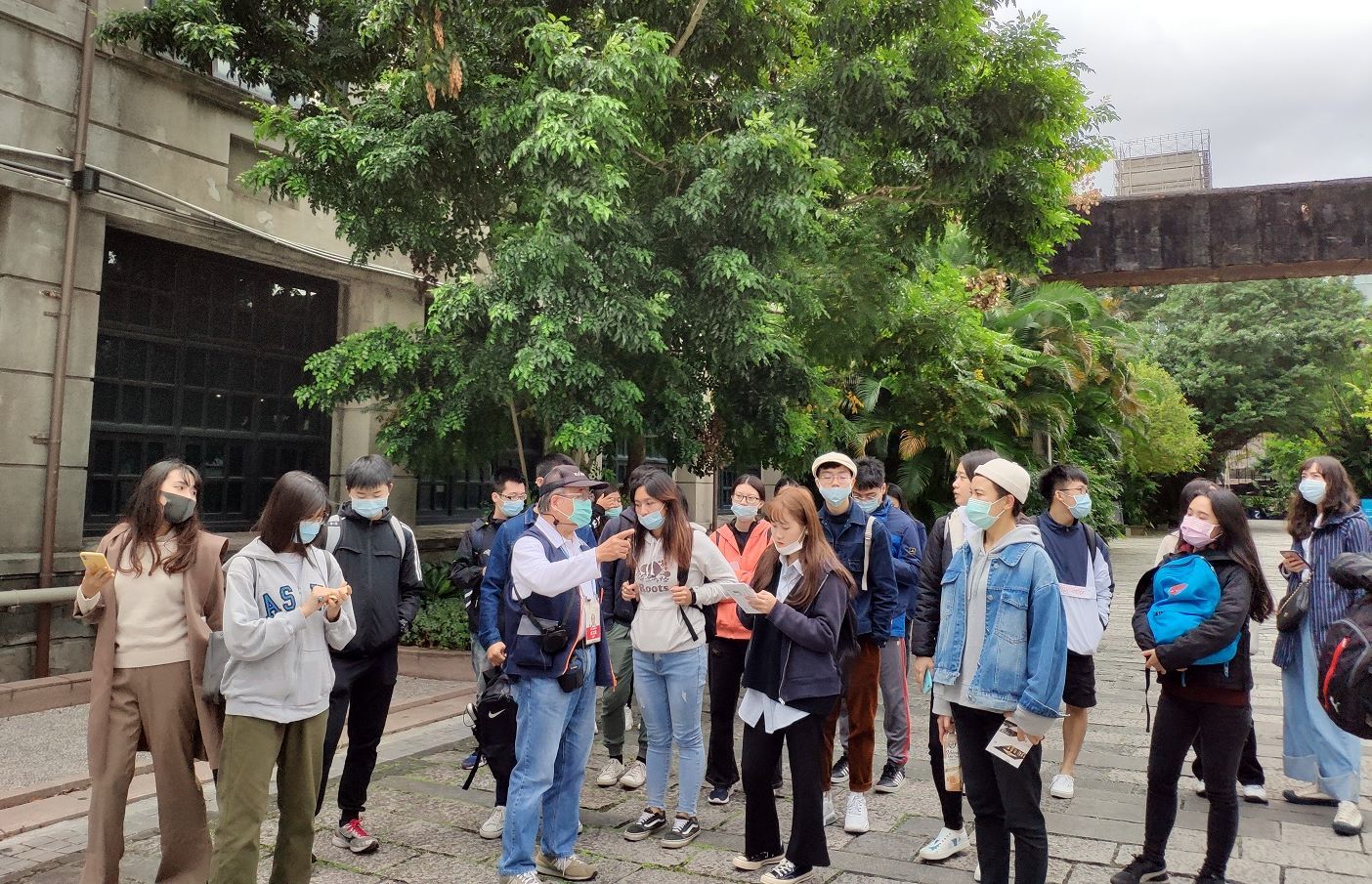 松山文創園區學生分團進行導覽解說一