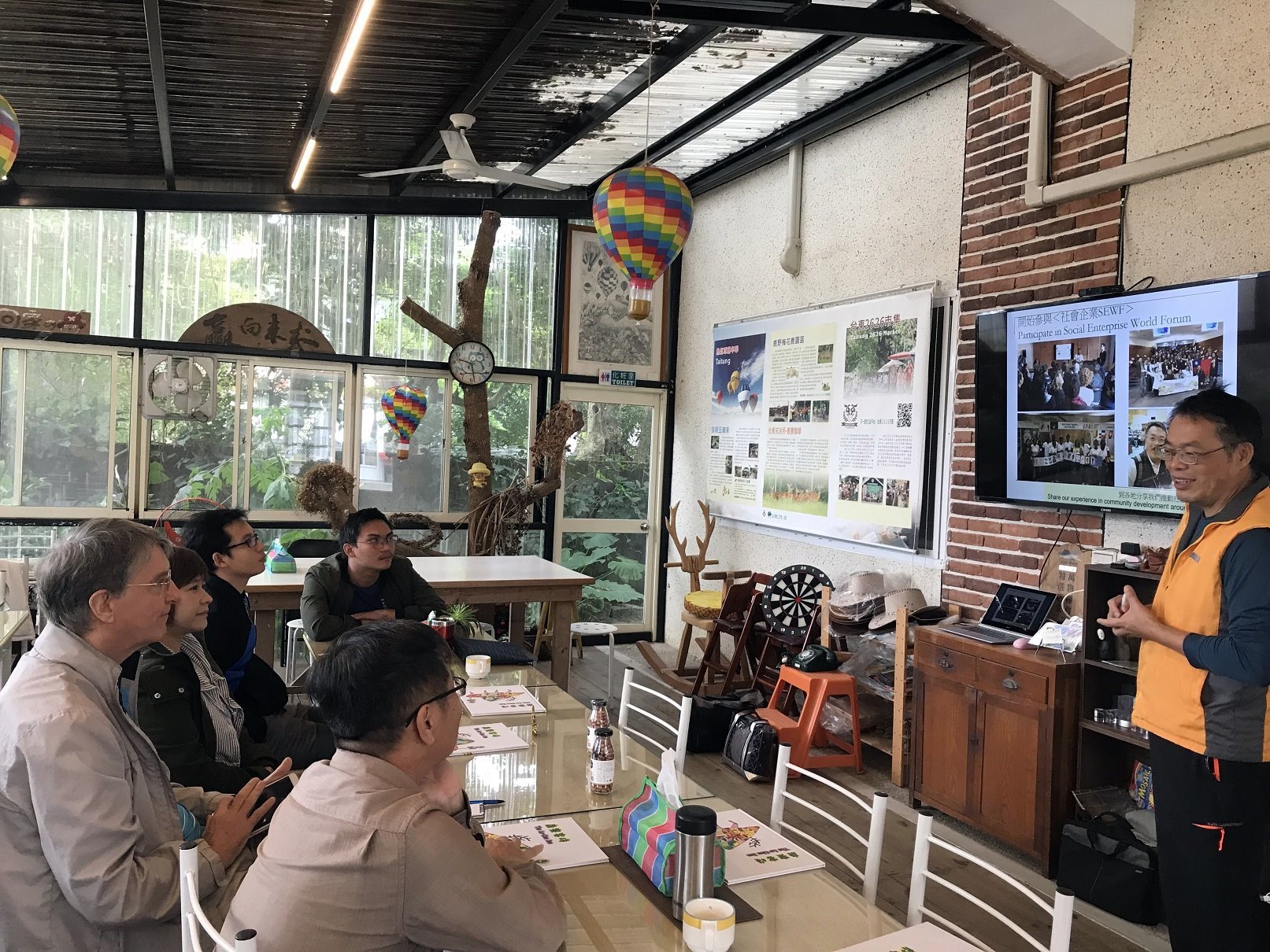 永安社區發展協會總幹事廖中勳先生進行講座簡報