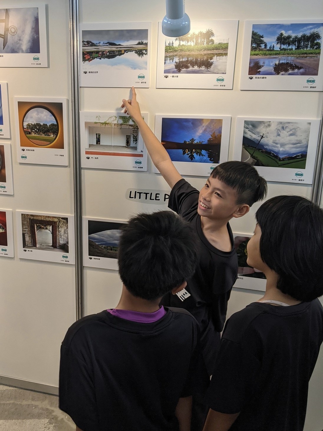 小攝影師開心地與作品合影留念