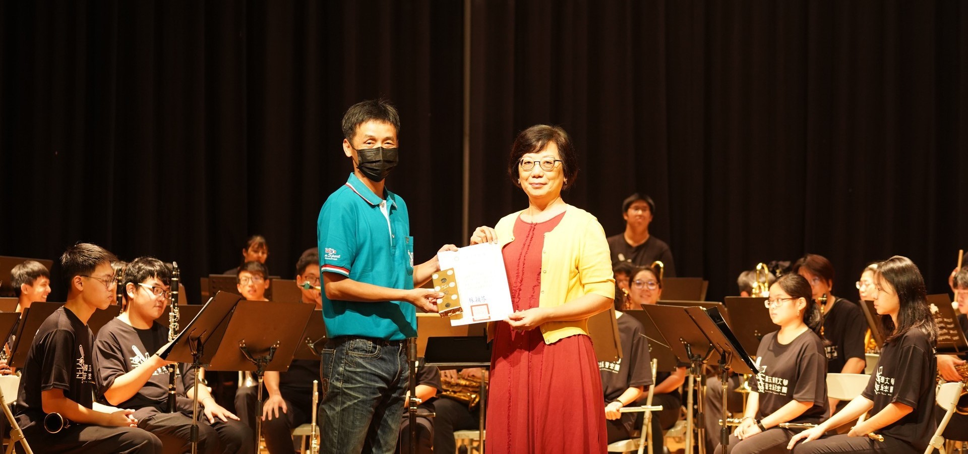 學生事務處課外活動組林國華組長致頒感謝狀