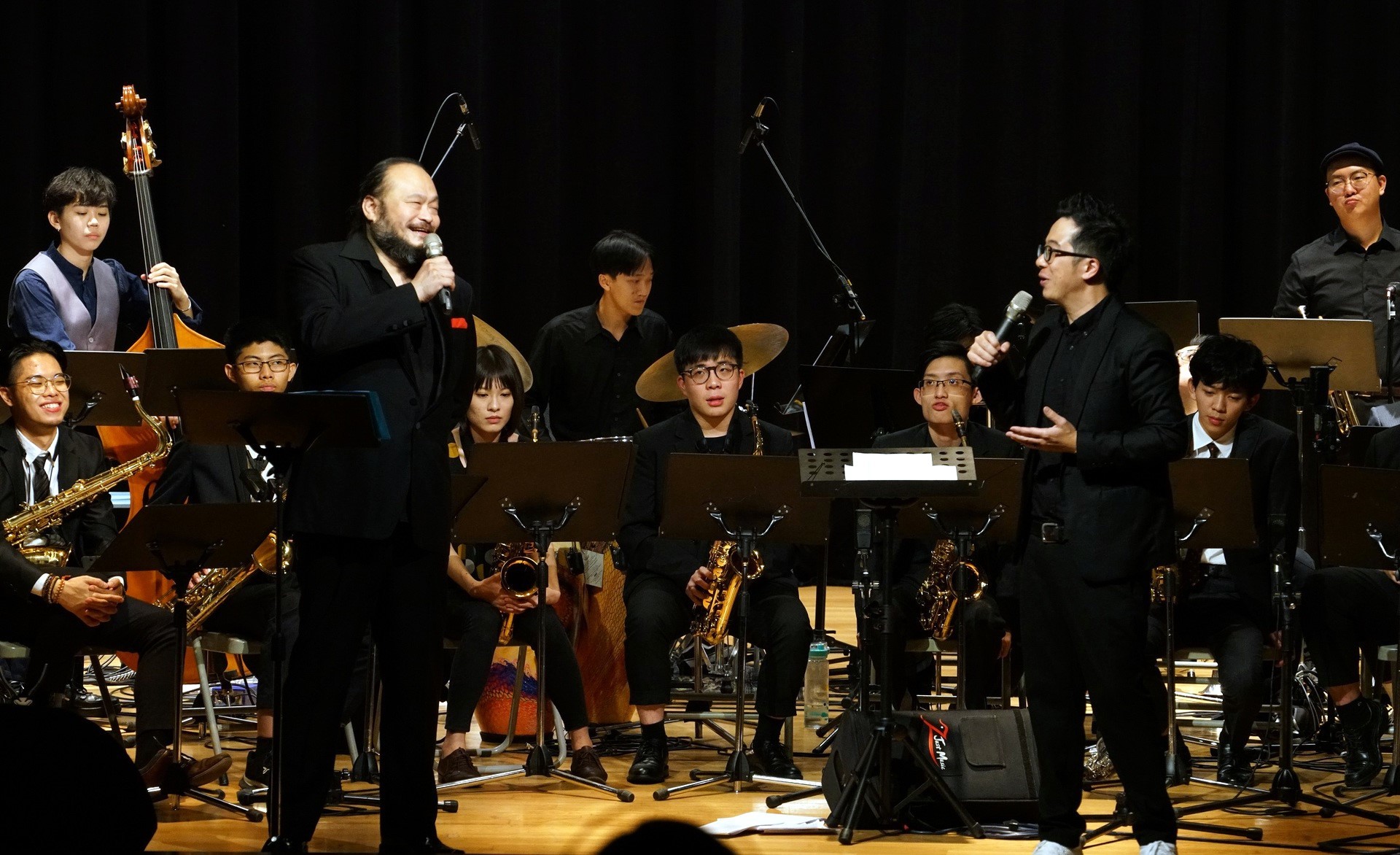 演出尾聲,謝宇威連同東華及北藝大爵士樂手盛大合演