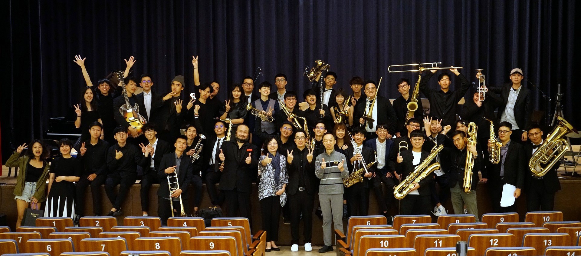 演出結束後兩校原生與演唱者謝宇威(左起)、臺北藝術大學音樂系系主任盧文彥、東華大學藝術中心主任魏廣晧、東華大學音樂系系主任沈克恕合影