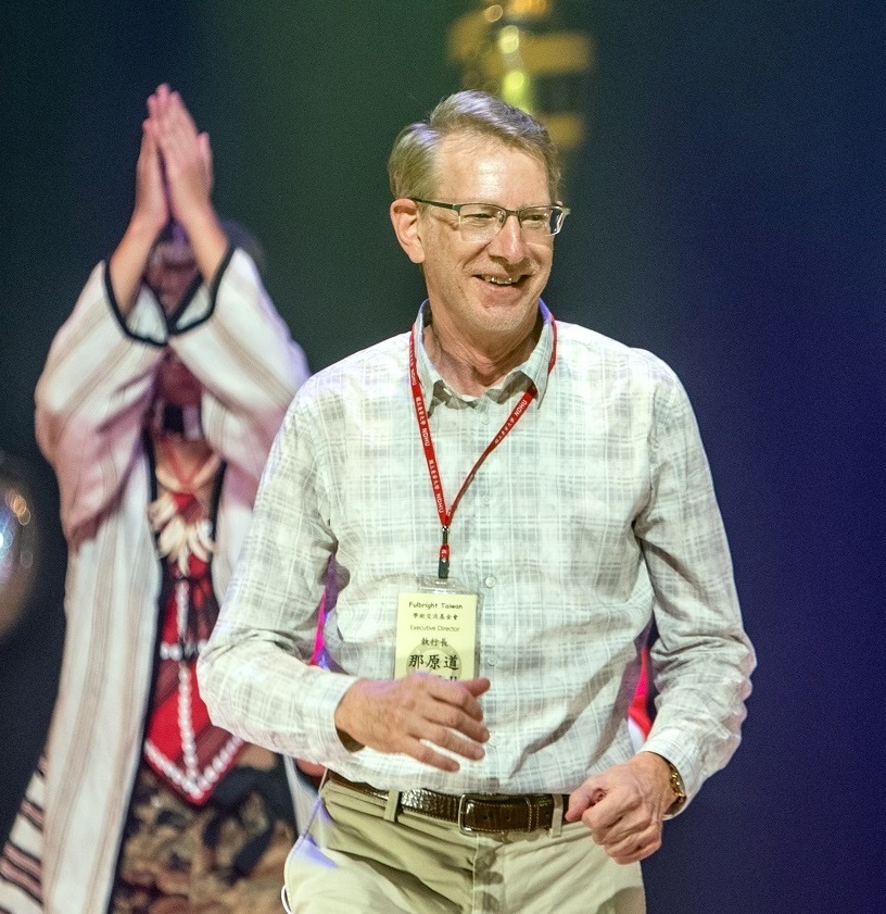 傅爾布萊特學術交流基金會(Fulbright Taiwan)執行長Randall Nadeau與原舞團共舞