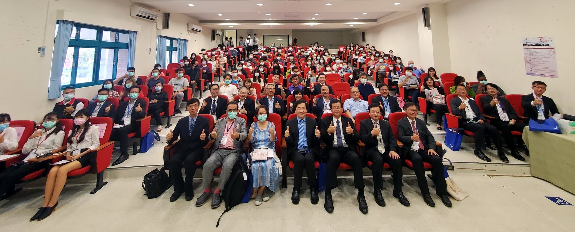 與會貴賓與參加論壇大合照