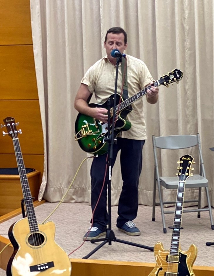 JASON老師現場使用Farida法麗達吉他演出