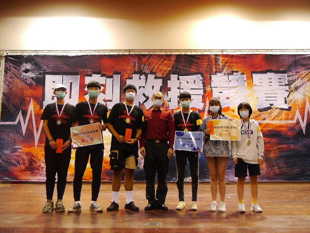 花蓮縣消防局特搜隊簡弘丞大隊長與大學校院組前三名合照