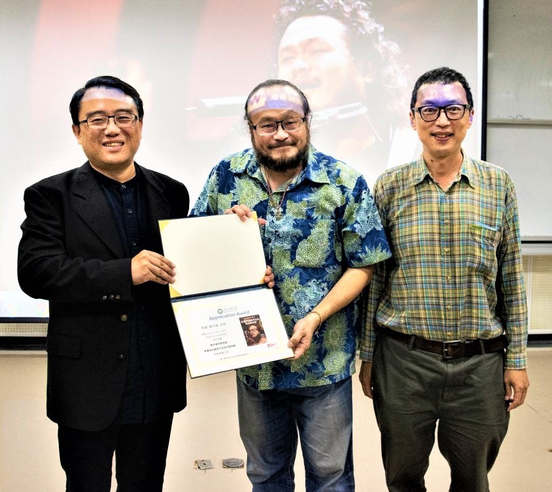 左起:東華大學通識教育中心陳復主任、客家歌王謝宇威、東華大學電機工程學系張伯浩教授合照留影
