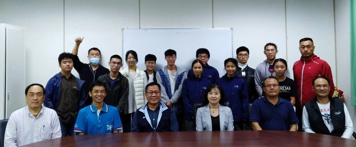 前排左起蔣世光組長、林國華組長、張國義副學務長、林穎芬學務長、鄭袁建中組長、陳柏元組長與同學們