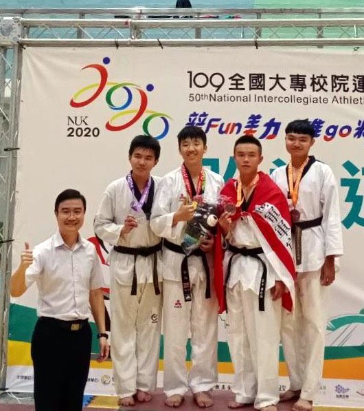 電機系張宏瑞同學(左二)獲得一般男生組跆拳道對打80公斤級銀牌