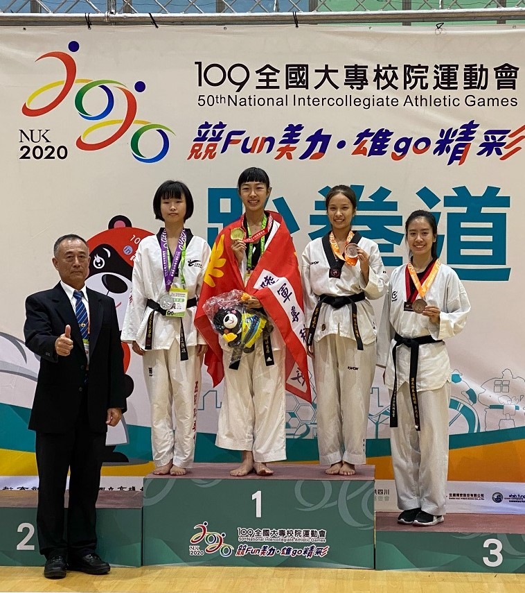 特教系葉曉文同學(右二)獲得一般女生組跆拳道對打49公斤級第3名