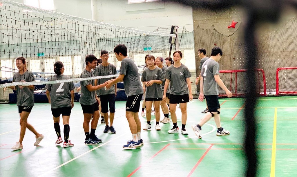 激烈比賽分出勝負後,仍要有運動家精神互相握手致意