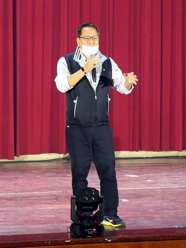 張國義副學務長活動開始前,向參賽同學與觀賽同學進行勉勵