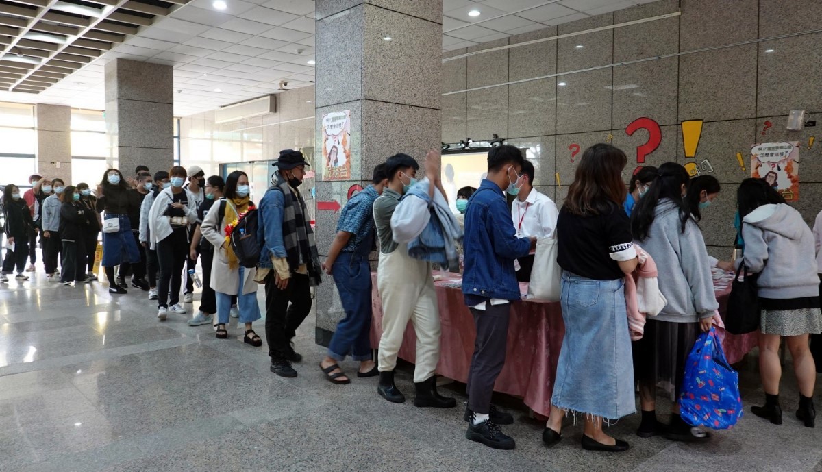 學生於服務臺進行防疫與領取人氣獎貼紙入場